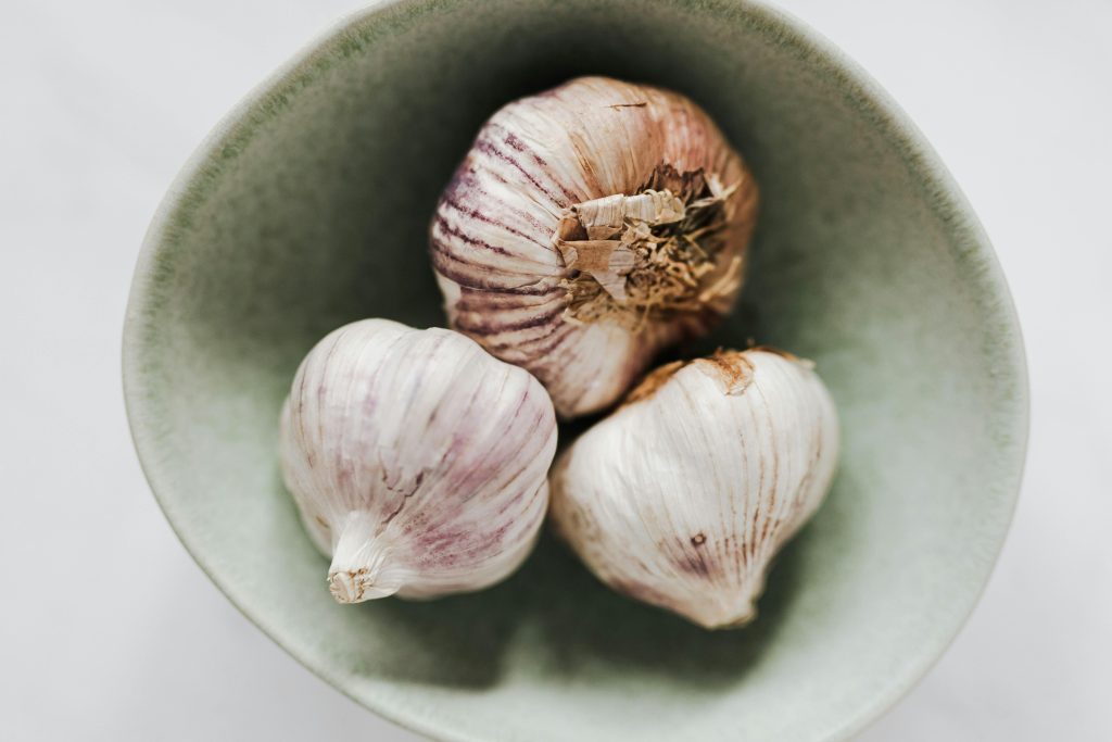 Gousses d'ail dans un bol salade d'été Raton Rêveur blog