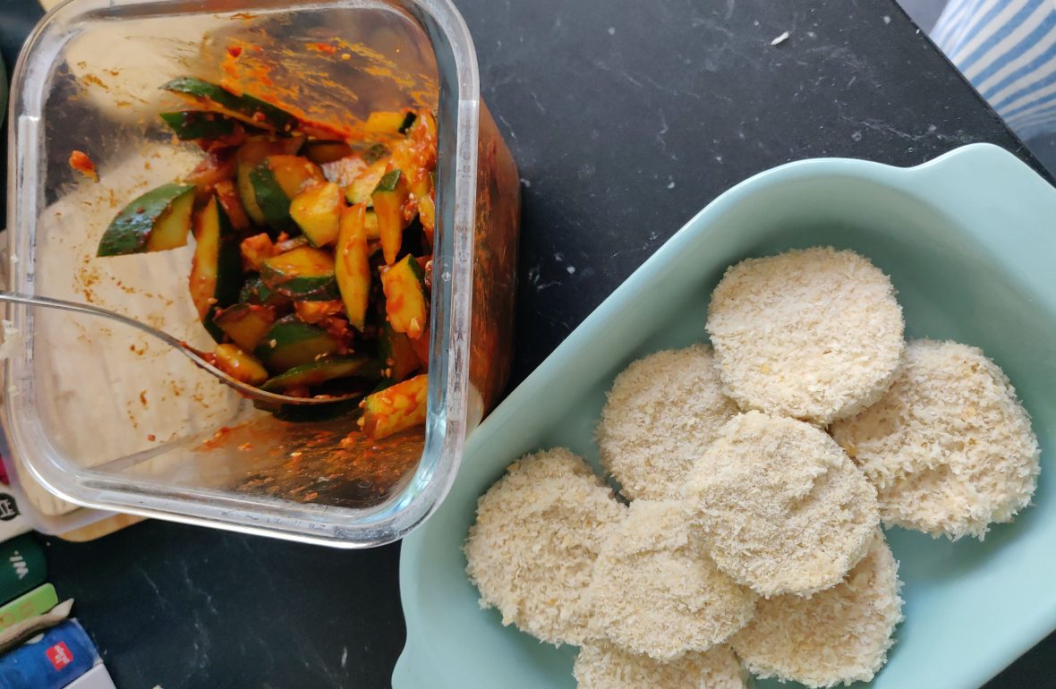 2 bols de salade de concombre coréen et tempeh frit posés sur une table